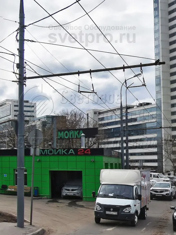 На фото изображен еще один пример использования мощной опоры контактной сети. Особенность этих конструкций в том, что они имеют очень высокую несущую способность. Поэтому на один ствол можно подвесить много проводов. Не нужно ставить несколько опор и загромождать улицу в населенном пункте. 