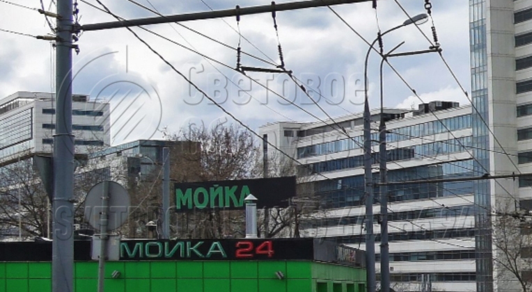 На фото изображен еще один пример использования мощной опоры контактной сети. Особенность этих конструкций в том, что они имеют очень высокую несущую способность. Поэтому на один ствол можно подвесить много проводов. Не нужно ставить несколько опор и загромождать улицу в населенном пункте. 
