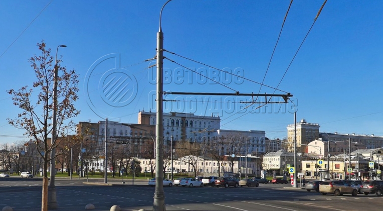 Мощная опора контактной сети состоит из нескольких труб, которые сварены торцами друг с другом. Для соединения используется автоматизированный сварочный станок, что позволяет добиться высокого качества соединения. После сваривания место соединения проверяется с помощью ультразвука. 