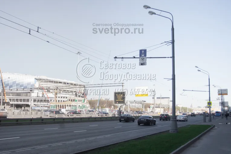 Консоль, которая крепится к опоре контактной сети, изначально предназначена для удержания проводов, по которым подается питание к городскому электротранспорту. Благодаря высокой несущей способности ствола и нескольким растяжкам она может выдержать дополнительный вес дорожных знаков. 