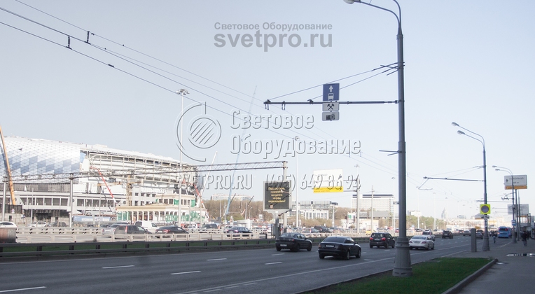 Консоль, которая крепится к опоре контактной сети, изначально предназначена для удержания проводов, по которым подается питание к городскому электротранспорту. Благодаря высокой несущей способности ствола и нескольким растяжкам она может выдержать дополнительный вес дорожных знаков. 