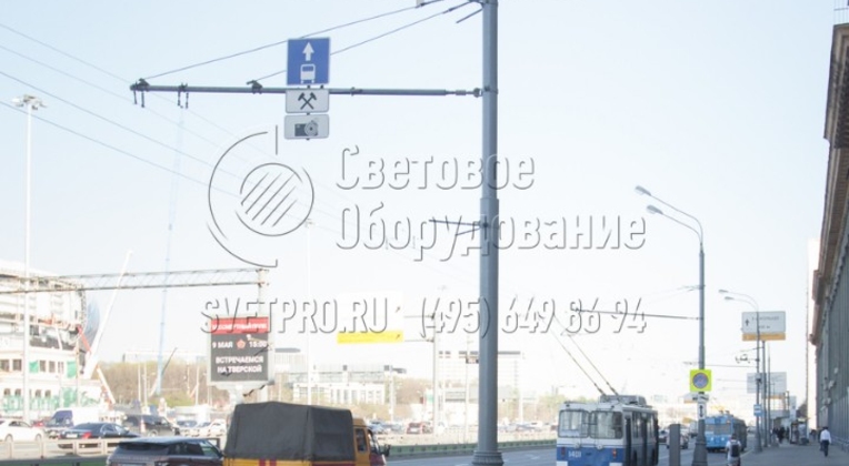 Одно из преимуществ опоры, которая представлена на фото, является ее низкая стоимость. Снижение цены в сравнении с аналогами других модификаций возможно благодаря использованию недорогого сырья — трубного проката — и простой технологии изготовления конструкций. 