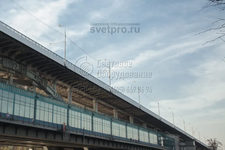 Фланцевые опоры контактной сети могут устанавливаться на мостах и эстакадах. Вместо хвостовика (как у прямостоечных) у этих конструкций предусмотрена опорная площадка круглой формы. Она нужна для того, чтобы закрепить наземную часть конструкции к закладным элементам эстакады. 