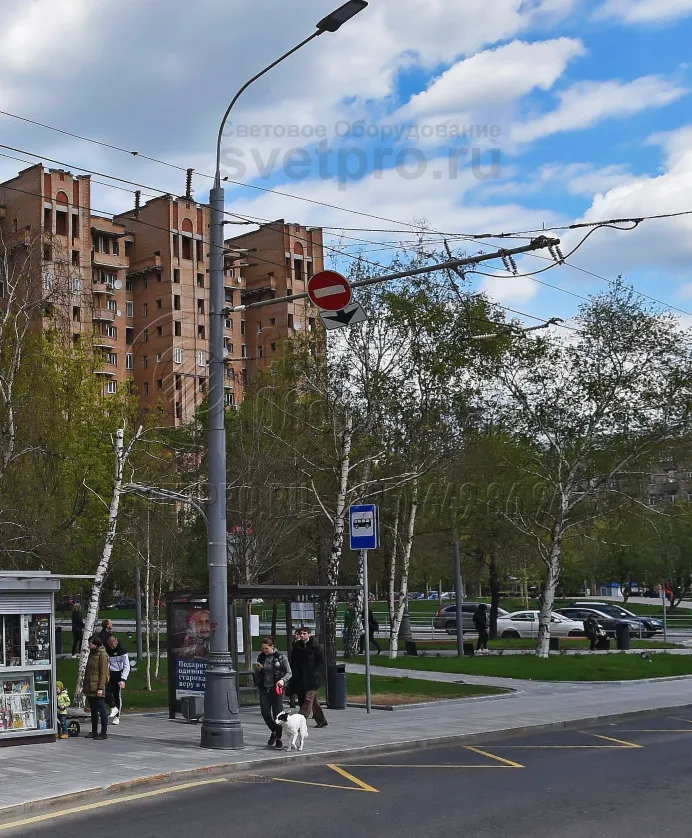 Опора на фото относится к модификации ТФ. Ее назначение &ndash; прокладка проводов для подачи электричества, которое необходимо для работы трамваев или троллейбусов. Предельная нагрузка на верхнюю часть составляет 1,8 тонны. Высота наземной части от фланца до оголовка составляет 9 метров. 