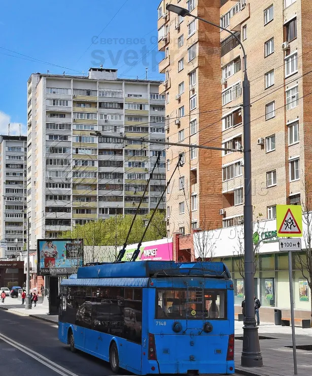 Опора модели ТФ устанавливается на месте с помощью круглой опорной площадки, которая прикручивается болтами и гайками к закладной детали. Она декорируется пластиковой тумбой. У фланцевых опор этой модели длина корпуса составляет 9 метров, поэтому их легче транспортировать. 