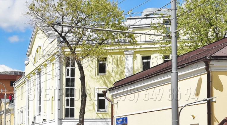 Опоры фланцевого типа можно использовать для прокладки контактных силовых линий вдоль обочин автомобильных дорог в населенных пунктах и за их пределами. Если корпус повреждается при ДТП, его можно открутить от закладной детали и заменить на новый, не повреждая бетонного основания. 