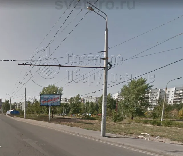 Силовая линия к специальной опоре на фото проложена по воздуху. В этом случае увеличивается количество проводов, которые захламляют воздушное пространство улицы. Но рыть котлованы для прокладки кабеля не нужно, поэтому затраты на строительство инженерной инфраструктуры значительно снижаются. 