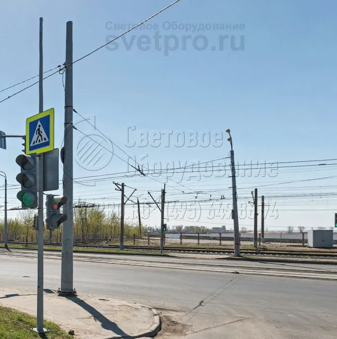 Если необходимо подвесить контактную сеть над дорогой, между двумя опорами протягиваются гибкие тросы. К ним крепятся провода для подачи питания к трамваям или троллейбусам. Силовая линия может проходить под землей или по воздуху. На верхушку опоры ставятся приборы освещения. 