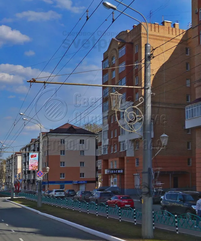 Граненый ствол с цинковым покрытием не может украсить улицу города. Однако ему можно придать более красивый внешний вид. Делается это с помощью кронштейна на оголовке и дополнительных декоративных элементов. Контактный провод к опоре подвешен с помощью жесткой консоли. 