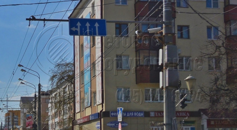 Опоры ТФГ можно использовать для различных целей. В варианте на фотографии, помимо контактных проводов, силовых линий и светильников, на корпус конструкции установлены стальные шкафы с коммутационным оборудованием для систем наблюдения за дорожной обстановкой. 