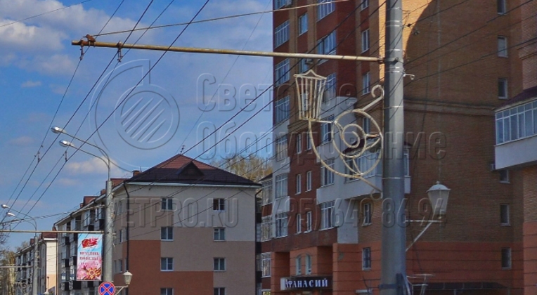 Граненый ствол с цинковым покрытием не может украсить улицу города. Однако ему можно придать более красивый внешний вид. Делается это с помощью кронштейна на оголовке и дополнительных декоративных элементов. Контактный провод к опоре подвешен с помощью жесткой консоли. 