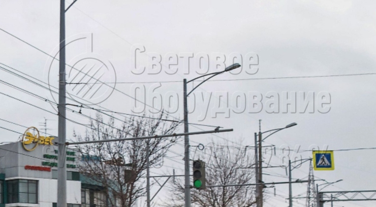 Использование кронштейнов позволяет улучшить внешний вид опор контактной сети, если они используются для строительства системы освещения. В варианте на фотографии на оголовок установлены модели с двумя рожками под один консольный светильник. Так улица выглядит красивее. 