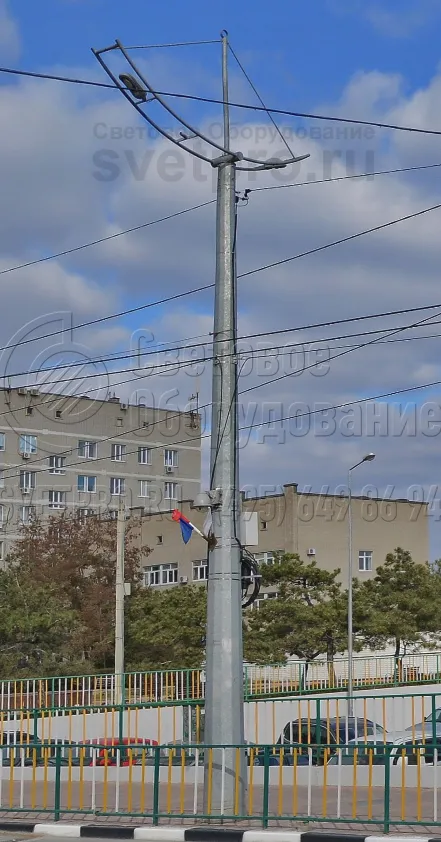 Цинковое покрытие на опоре контактной сети обеспечивает электрохимическую защиту стали от появления ржавчины. Цинк в этом случае является жертвенным катодом. Поэтому даже при разрушении барьерного слоя сталь не начинает ржаветь до полного &laquo;испарения&raquo; частиц цинка. С конструкции. 
