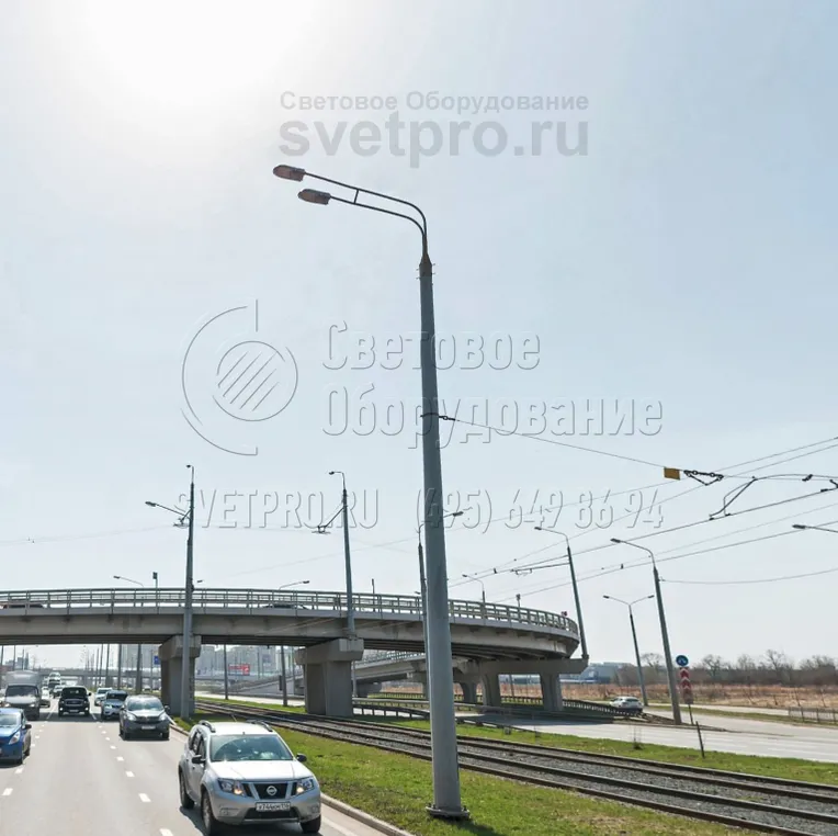 Граненая опора для контактной сети может выдержать большую нагрузку. Поэтому к ней крепятся растяжки с контактными проводами и тяжелые светильники. На фото представлена опора с двумя световыми приборами на рожках, расположенных друг над другом. Они ярко освещают проезжую часть. 
