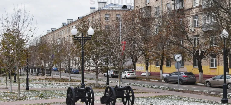 Опоры &laquo;Си-Си&raquo; можно устанавливать вдоль длинных пешеходных и велосипедных дорожек в скверах, на площадях. Фланцевый способ крепления дает возможность отдельно забетонировать закладной элемент в основании, а после высыхания бетона крепить к нему наземную часть с помощью болтов.