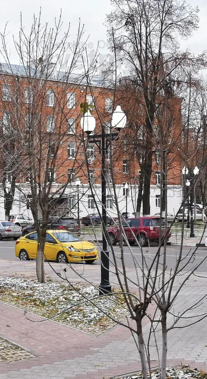 На этом изображении представлена опора модели &laquo;Си-Си&raquo;, которая оснащена двумя светильниками. Согласно технической документации завода-производителя срок службы такой конструкции без ухудшения прочности составляет до 25 лет. От коррозии корпус защищен порошковой краской.