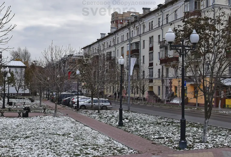 На представленном изображении вы видите опоры &laquo;Си-Си&raquo; нескольких модификаций. Они отличаются друг от друга числом светильников, которые установлены на верхушке. Если применяется 2 СП, то для них в верхней части крепятся выносы с декоративными деталями из проката.
