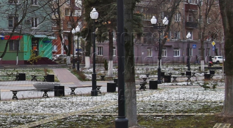 Опоры «Си-Си» часто применяются для освещения скверов в городах. У этих конструкций в нижней части предусмотрен фланец, за который они прикручиваются к основанию. Благодаря применению отдельного закладного элемента выровнять это изделие в пространстве легче, чем при использовании хвостовика. 