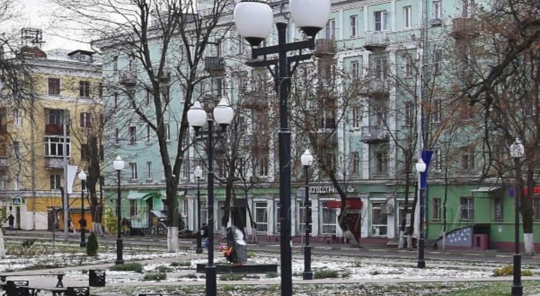 На представленном изображении видна опора для освещения скверов модели «Си-Си». Она крепится к основанию болтами и гайками, которые можно определить в любой момент в процессе эксплуатации. При этом ствол не повреждается и пригоден к повторному использованию, основание не перезаливается.