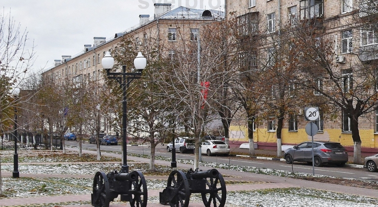 Опоры «Си-Си» можно устанавливать вдоль длинных пешеходных и велосипедных дорожек в скверах, на площадях. Фланцевый способ крепления дает возможность отдельно забетонировать закладной элемент в основании, а после высыхания бетона крепить к нему наземную часть с помощью болтов.