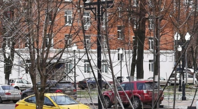 На этом изображении представлена опора модели «Си-Си», которая оснащена двумя светильниками. Согласно технической документации завода-производителя срок службы такой конструкции без ухудшения прочности составляет до 25 лет. От коррозии корпус защищен порошковой краской.