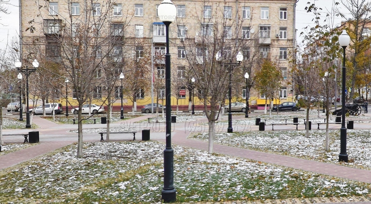 Опоры, установленные в этом сквере, окрашены в черный цвет порошковой краской при их изготовлении. Использование этого вида покрытия дает возможность защитить корпус от коррозии. После запекания порошковая краска приобретает повышенную прочность и не царапается во время эксплуатации. 