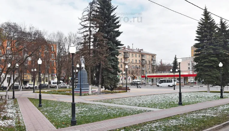 На этом изображении представлены несколько опор модели &laquo;Си-Си&raquo;. Главной особенностью является то, что между ними отсутствуют провода для подачи электричества к лампам. Они проложены под грунтом в траншеях. Поэтому кабели не портят внешний вид сквера и защищены от ветра.