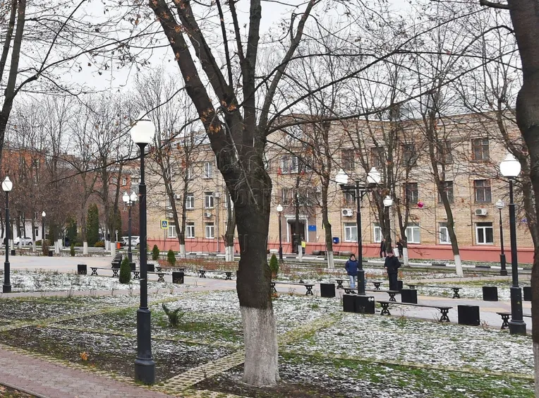 Благодаря особой форме корпуса с накладными тумбами, а также черному цвету опоры &laquo;Си-Си&raquo; на этом изображении гармонично смотрятся в городском сквере. Они сочетаются по дизайну с коваными элементами оформления лавочек, урнами для мусора и не выделяются на фоне древесной растительности.