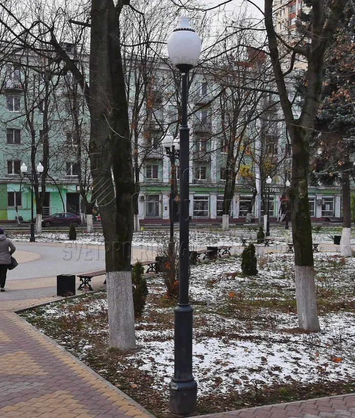Плюсом применения опор &laquo;Си-Си&raquo; в парке или сквере является то, что на их основе можно построить надежную осветительную инфраструктуру. Так как все провода проложены в земле или внутри корпуса, даже при сильном ветре или в результате вандальных действий их нельзя оборвать и отключить освещение.