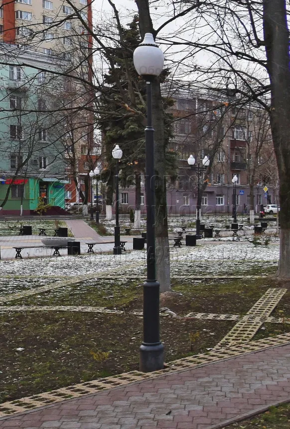 У этой опоры на верхушке установлен один светильник. В нижней части установлена декоративная тумба. Она нужна для того, чтобы задекорировать место установки инженерной конструкции с массивным фланцем. Кроме того, эта же тумба закрывает ревизионное отверстие в нижней части ствола.