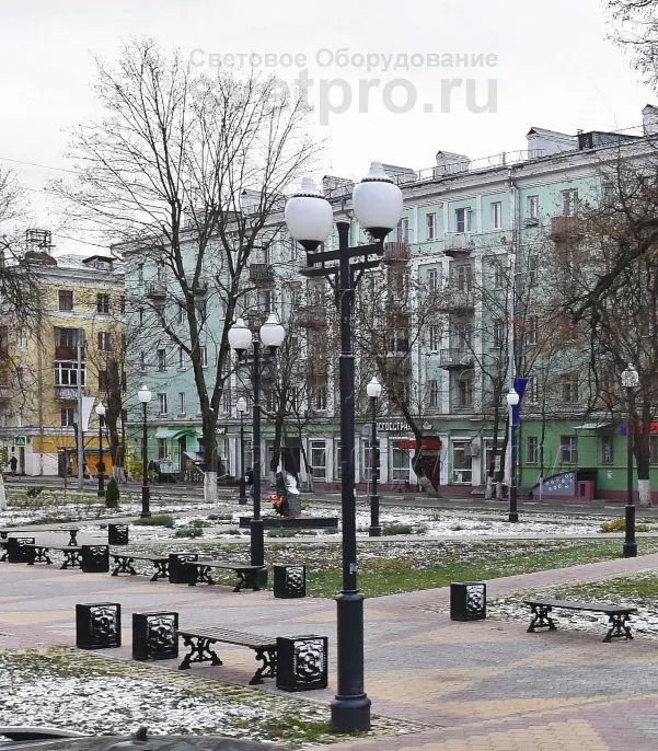 &laquo;Си-Си-2&raquo; имеет два светильника с рассеивателями в виде веретена. Благодаря своему необычному виду они часто используются как декоративный элемент и устанавливаются в сквере или парке. Поверхность конструкции окрашивается в черный цвет, чтобы сочетаться с коваными элементами оформления.