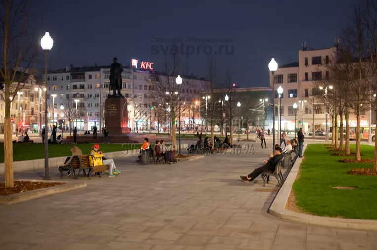 Опоры &laquo;Си-Си&raquo; идеально подходят для освещения улиц в центре города. В варианте с одним светильником они занимают минимум места на освещаемой площадке. Провода для подачи электричества проложены в траншеях. Поэтому не висят между опорами и не портят вид городской площади.