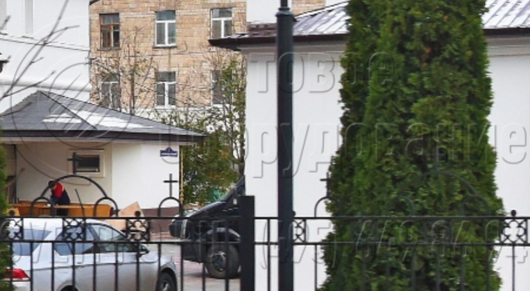 Производитель при изготовлении представленной на изображении опоры использует толстостенные стальные трубы. Толщина стенок металлического проката подбирается так, чтобы конструкция могла выдержать 1 или 2 светильника. Во втором случае на верхушку ставятся также консоли.