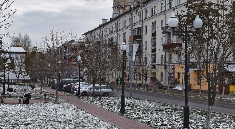 На представленном изображении вы видите ряд опор модели «Си-Си», которые используются для освещения дорожки. Их часто используют в таких целях благодаря простой технологии монтажа на месте. Зафиксировать наземную часть помогают опорные площадки, которые прикручиваются болтами к основанию.