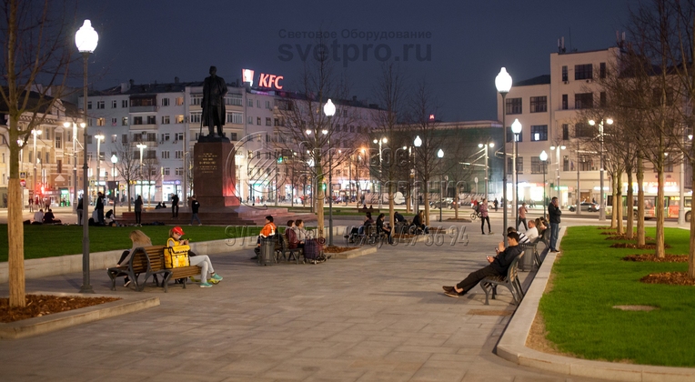 Опоры «Си-Си» идеально подходят для освещения улиц в центре города. В варианте с одним светильником они занимают минимум места на освещаемой площадке. Провода для подачи электричества проложены в траншеях. Поэтому не висят между опорами и не портят вид городской площади.
