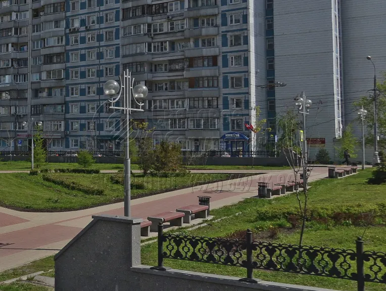 В отличие от других типов конструкций, у которых основание ствола имеет небольшую высоту, корпус изделия &laquo;Платан&raquo; до половины высоты сделан из трубы большого диаметра. Благодаря этому все изделие своим внешним видом имитирует дерево. Сходство усиливается за счет &laquo;пышных&raquo; консолей.