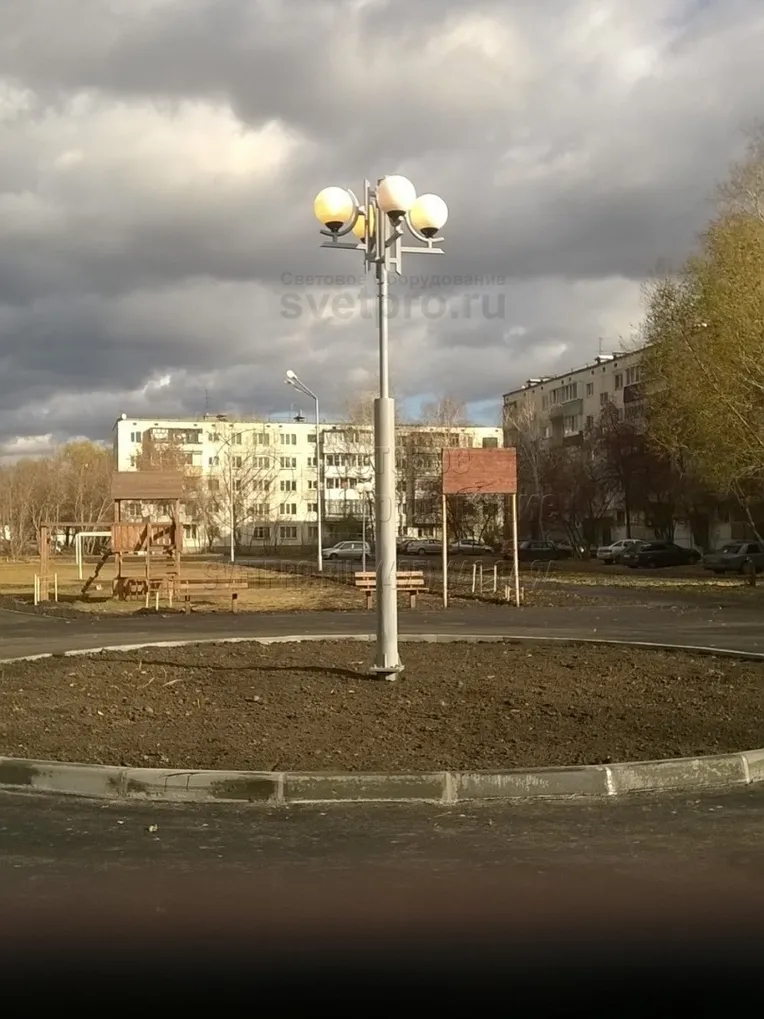 Конструкция, представленная на фото, имеет достаточно большой вес за счет массивных консолей в верхней части. Поэтому опорная площадка, за которую наземная часть крепится к основанию, дополнительно укреплена треугольными косынками. Части прикручиваются болтами повышенной прочности.