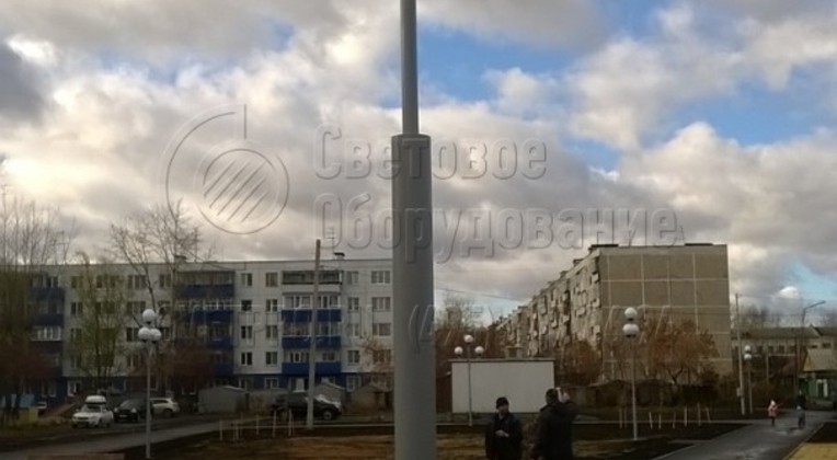 У этой опоры в верхней части установлено 4 светильника. Одна инженерная конструкция может заменить несколько обычных опор с одним СП. Помимо функционального назначения, изделие эффектно украшает центральную клумбу. Этому способствует большое количество декоративных элементов вверху.