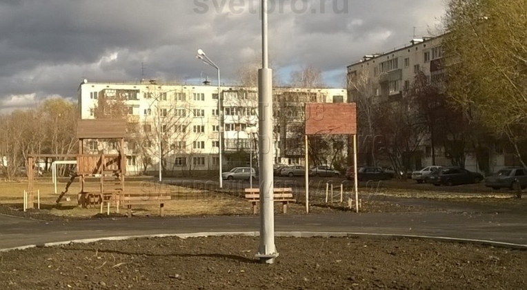 Улучшению внешнего вида конструкции, представленной на изображении, способствует отсутствие проводов в верхней части. Все кабели проложены внутри полого ствола и пустых выносов. Этот тип опоры адаптирован для использования торшерных СП. У них место установки располагается в нижней части.