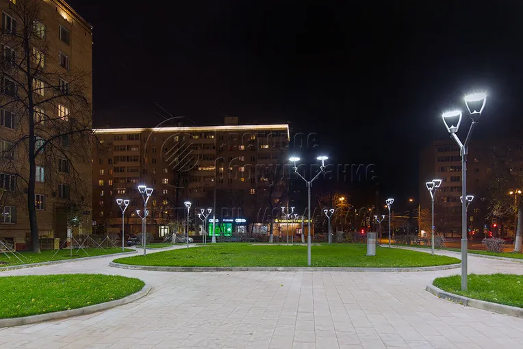 Одно из главных преимущество конструкций типа &laquo;Сокол&raquo;, которые представлены на этом изображении&raquo;, является их необычный внешний вид. Они не просто освещают сквер, но и привлекают к себе внимание прохожих. Поэтому их можно использовать как декоративный элемент.
