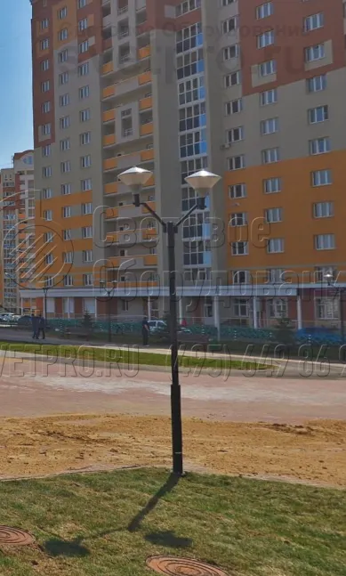 Парковые осветительные конструкции, к числу которых относится и опора &laquo;Бол&raquo;, часто окрашиваются для улучшения внешнего вида. В варианте на изображении заказчик выбрал черный цвет, но его можно менять на любой другой. Применяется метод порошкового окрашивания как наиболее надежный и долговечный. 