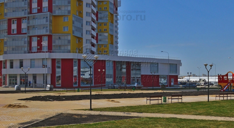 В представленном на изображении варианте на опоре модели «Сокол» установлено два СП. Мощные лампы в них ярко освещают широкую дорожку и площадку на придомовой территории. Поэтому для качественного освещения не нужно устанавливать много стволов, что требует больших затрат.