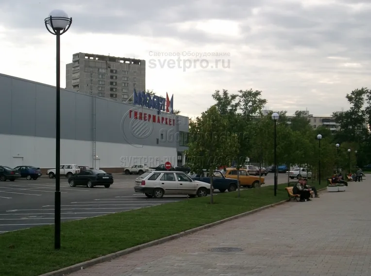 Корпуса опор из стальных труп при изготовлении на заводе цинкуются. Это нужно для того, чтобы исключить окисление стали при контакте с осадками и кислородом. Но изделия чаще всего окрашиваются, чтобы выглядеть более красивыми. В варианте на изображении выбрана черная краска. 