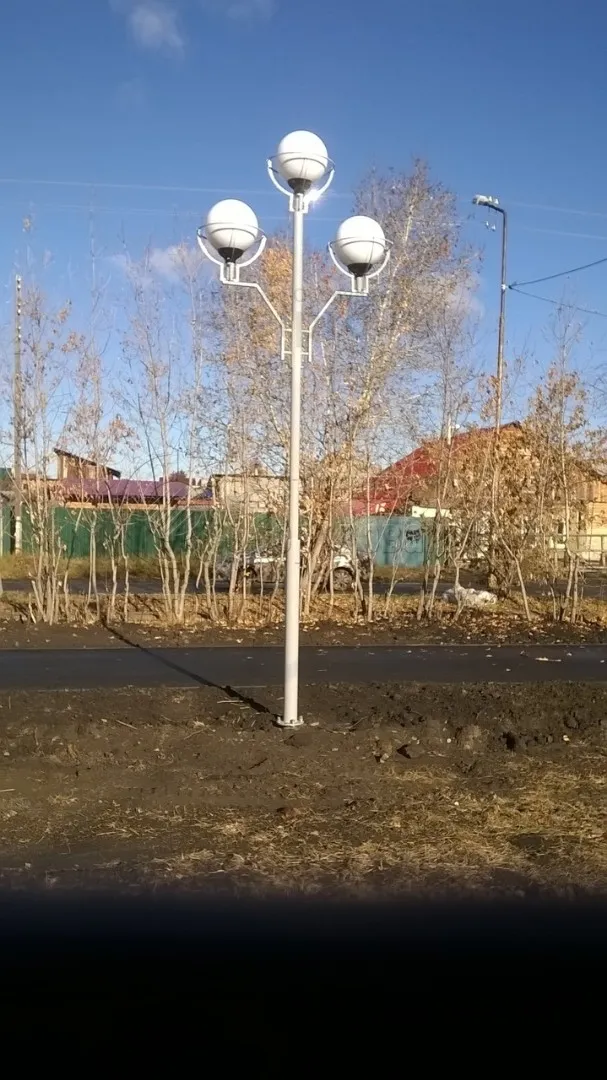 Опора, которую вы можете видеть на изображении, обычно устанавливается при строительстве парка или другого объекта. Связано это с тем, что кабель для подачи электричества к лампе прокладывается под землей. Поэтому для него нужно вырыть котлован, что делается перед устройством газона. 