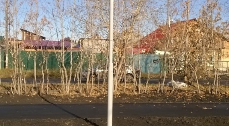 Опора, которую вы можете видеть на изображении, обычно устанавливается при строительстве парка или другого объекта. Связано это с тем, что кабель для подачи электричества к лампе прокладывается под землей. Поэтому для него нужно вырыть котлован, что делается перед устройством газона. 