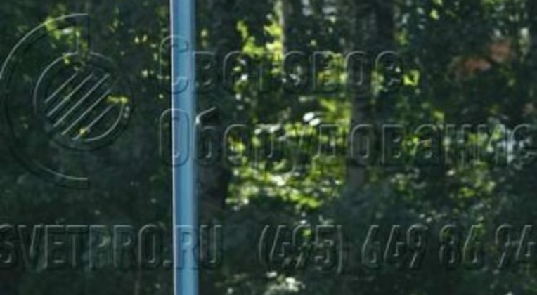 Ствол изделия, представленного на изображении, делается из стальных труб с круглым сечением в поперечнике. Их нужно защищать от коррозии, для чего применяется порошковое окрашивание. Покупатель в примере выбрал синий оттенок, однако можно использовать любой другой из палитры RAL.