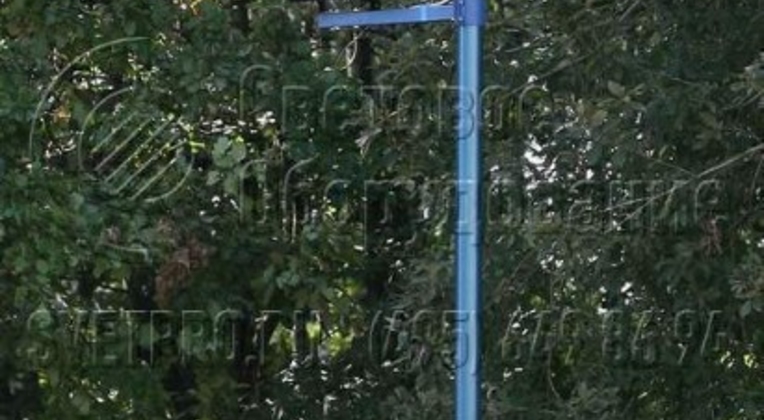 Светильники можно устанавливать не только на выносах, которые напоминают крыло птицы. Некоторые виды СП можно ставить с помощью дополнительных кронштейнов. Они крепятся накладным способом на ствол конструкции. В варианте на изображении в качестве СП используется прожектор.