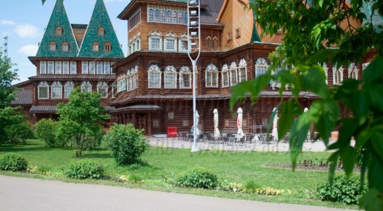 Парковая осветительная конструкция типа «Камертон» имеет корпус сложной формы, который украшает освещаемые объекты. Для изготовления этих моделей используются трубы разного диаметра. Они гнутся на гибочных станках и свариваются друг с другом. Качество шва тщательно проверяется.