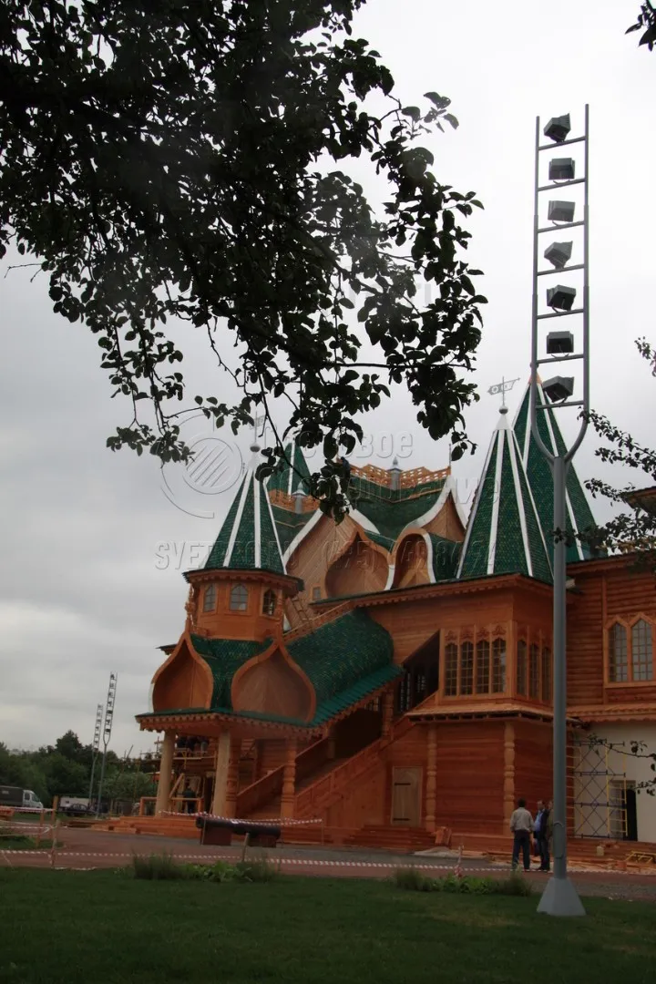 Сфера применения опор модели &laquo;Камертон&raquo; достаточно широка. Изначально они предназначены для паркового освещения. Но благодаря возможности точно направить поток света их применяют для подсветки фасадов. Дополнительный вариант применения &mdash; освещение спортивных и развлекательных объектов. 