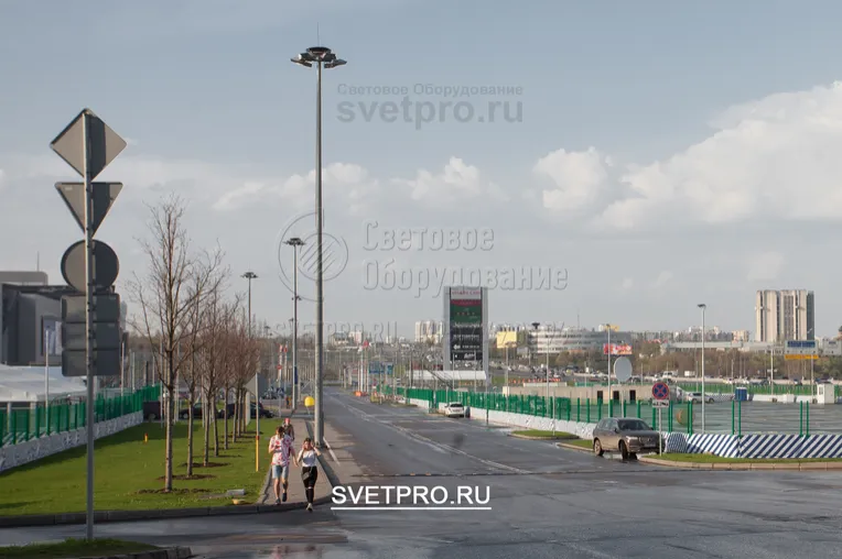 Вращением электропривода в направлении разматывания троса с барабана лебёдки
спускная рама со светильниками опускается на высоту обслуживания светильников 1,7
&ndash; 1,5 м.